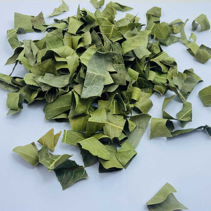 Mango leaf tea ingredients: Dried and cut leaves ready for infusion and wellness support